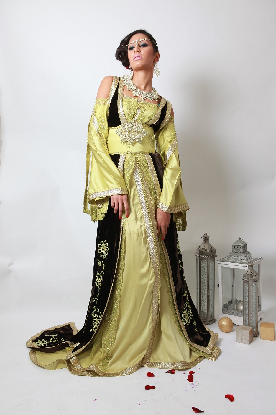 Une grande collection de caftan marocain à vendre à Paris