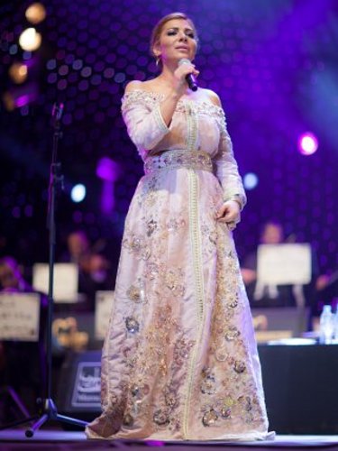 caftan porté par assala nasri a Mawazine