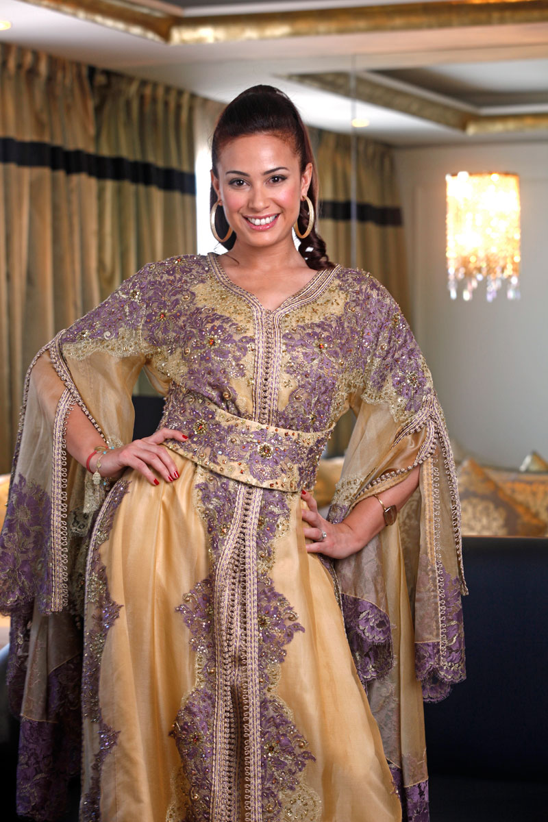 artiste en caftan marocain traditionnel